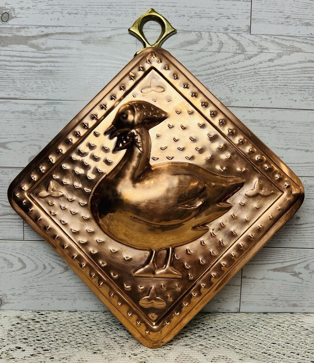 Vintage Embossed Country Duck Copper Wall Hanging Mould/Pan Brass Hook Rare Find